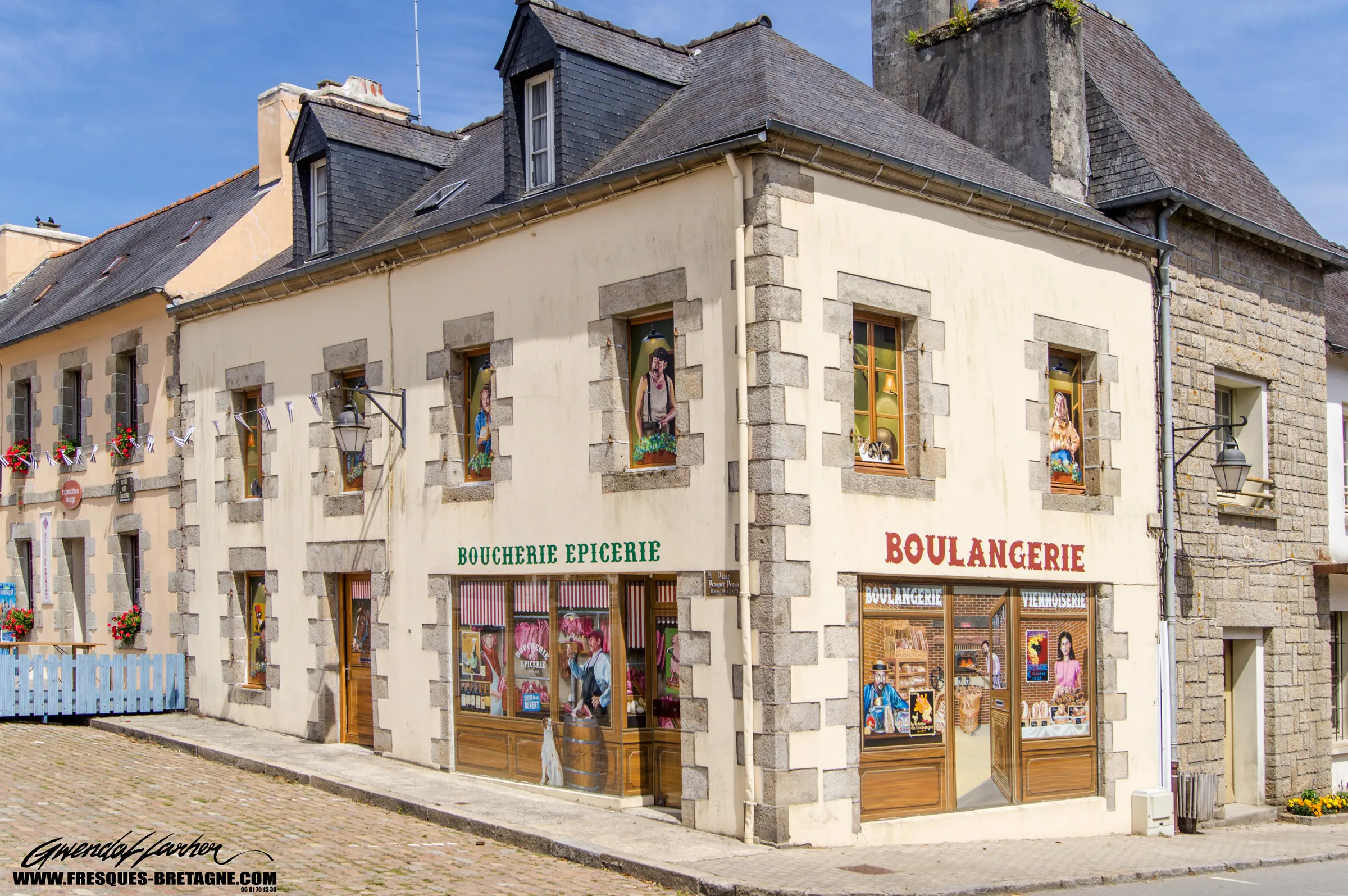 Façade en trompe-l'œil: faux magasins, boucherie et boulangerie personnages aux fenêtres, Guerlesquin